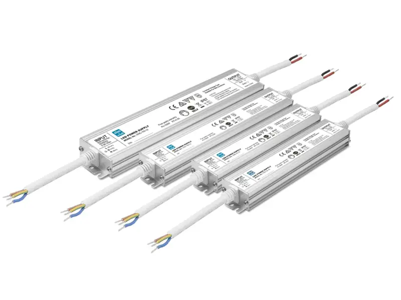 Zasilacze LED w różnych rozmiarach, pomocne przy pytaniu jak dobrać transformator do LED.